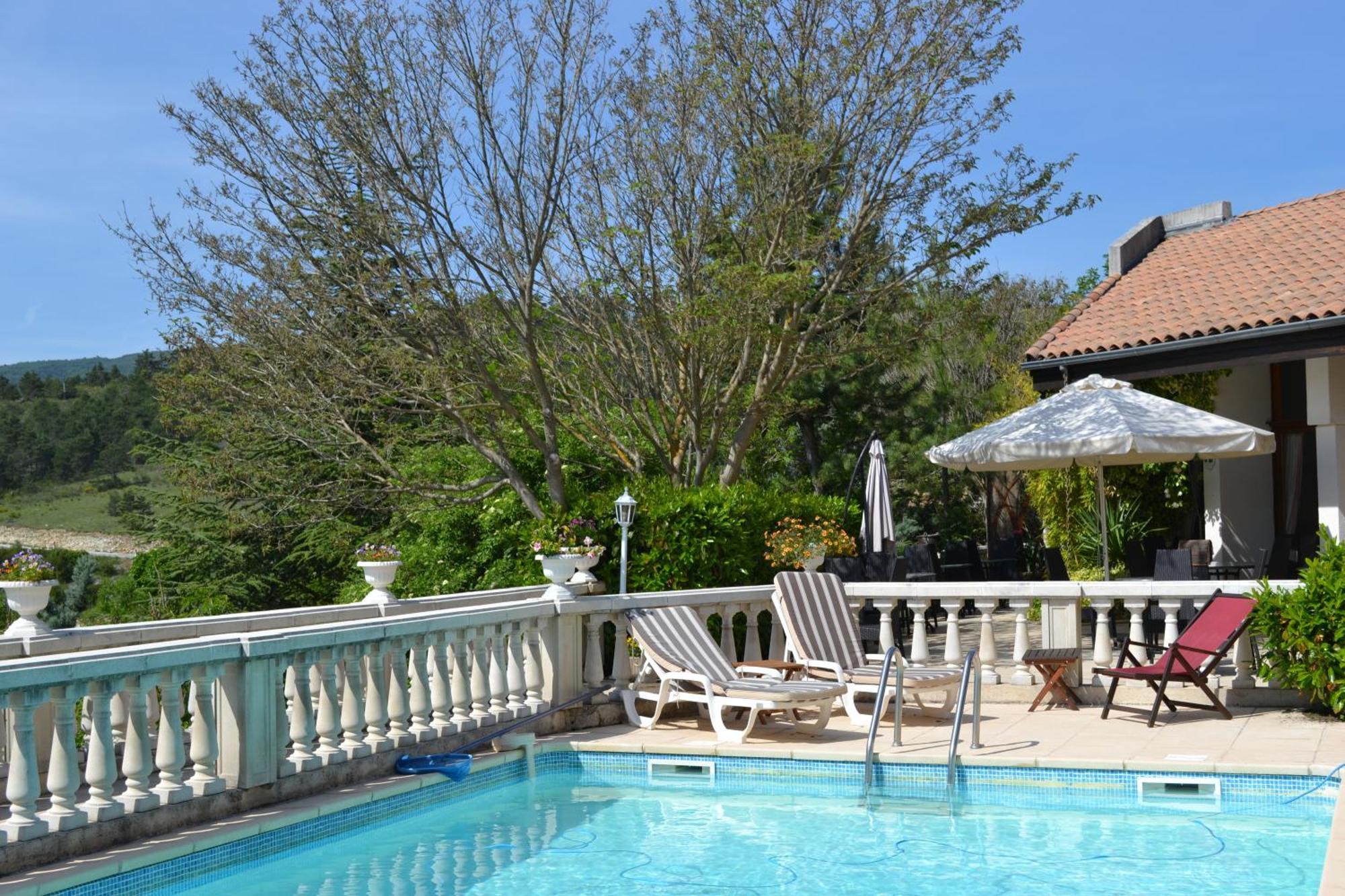Logis Hôtel Le Vieil Amandier Trigance Exterior foto